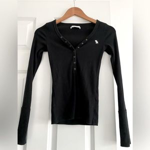 Abercrombie and Fitch black Henley V- Neck. Size XXS